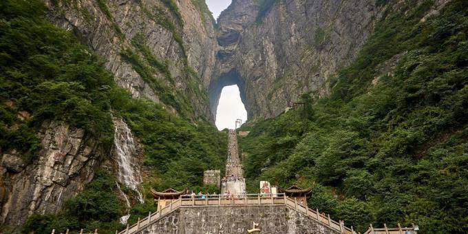 Ασίας έδαφος δεν είναι μάταια την προσέλκυση τουριστών, «Cloud Gate» στο όρος Tianmen σε Zhangjiajie Εθνικό Πάρκο, Κίνα