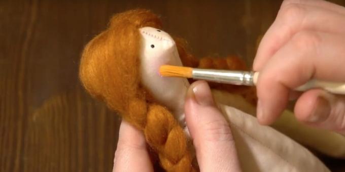 DIY Tilda κούκλα: σχεδιάστε τα μάγουλα