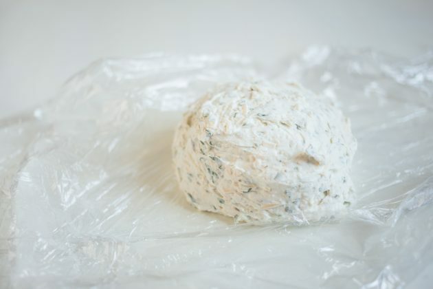 Cheese Snack: Διαμορφώστε το μείγμα σε μια μπάλα