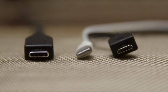 Από αριστερά προς τα δεξιά: USB Type-C, Lightning, micro USB