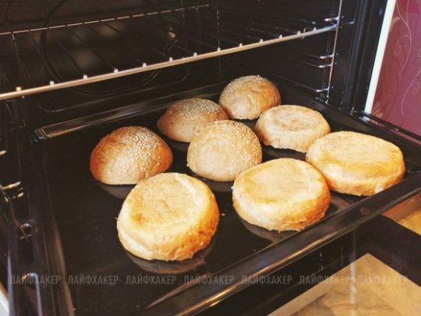 Sloppy Joe Burger: Τοποθετήστε τα ψωμάκια σε ένα ταψί, κομμένα προς τα κάτω