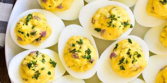 Γεμιστά αυγά με ζαμπόν και τυρί