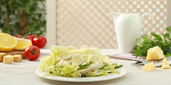 Σαλάτα με κινέζικο λάχανο, κοτόπουλο και αυγά ορτυκιού