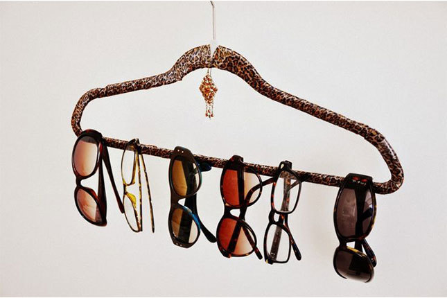 Κρατώντας τα πράγματα στην ντουλάπα: μια κρεμάστρα για τα γυαλιά