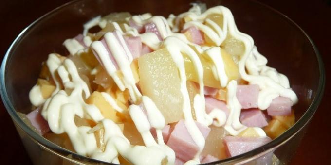 Ζαμπόν, τυρί και ανανά σαλάτα: μια απλή συνταγή