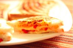 Πρωινό για 10 λεπτά: Ζεστό σάντουιτς με τυρί και πιπεριά