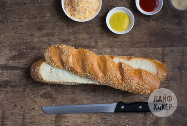 γεμιστή μπαγκέτα: κόψτε προσεκτικά την κορυφή από το ψωμί