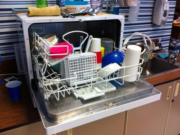 Πώς να χρησιμοποιήσετε ένα πλυντήριο πιάτων: πλαστικό πλύσιμο