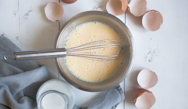 Quesadillas με τυρί, Everch, μουστάρδα και ανακατωμένα αυγά: Χτυπάμε αυγά, αλάτι και γάλα για ομελέτα