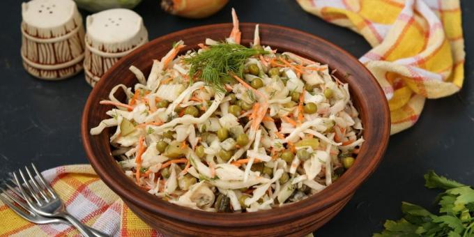 Σαλάτα με λάχανο, τουρσιά και αρακά