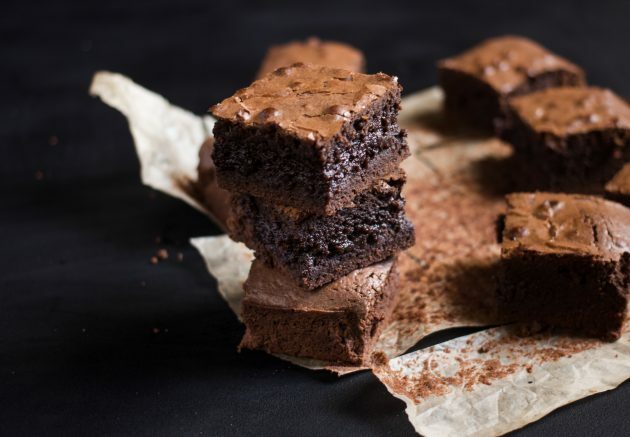 συνταγή brownie σοκολάτας: κόψτε τα ψημένα προϊόντα αφού κρυώσουν τελείως