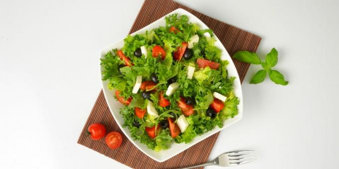 Feta Tomato Festive Salad: Μια απλή συνταγή