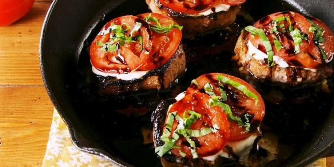 Πώς να τηγανίσετε το κρέας με οστά με ντομάτα και μοτσαρέλα