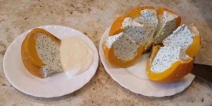 Τυρί cottage κατσαρόλα με σπόρους παπαρούνας σε μια κολοκύθα