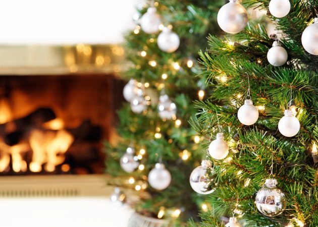 Διακοσμήστε ένα χριστουγεννιάτικο δέντρο: απλά παιχνίδια
