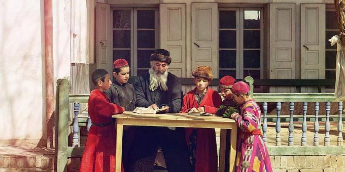 Ιστορία της Ρωσικής Αυτοκρατορίας: μια ομάδα Εβραίων αγοριών με δάσκαλο, το Σάμαρκαντ. Φωτογραφία από τον Sergei Prokudin-Gorsky, 1905-1915. 