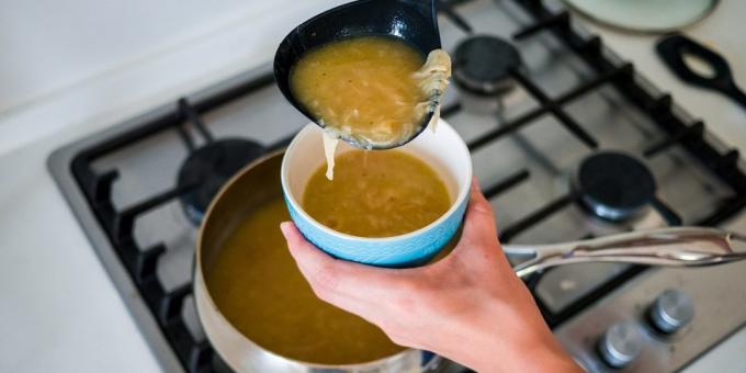 Χύστε το σούπα κρεμμύδι σε ένα κεραμικό ποτ