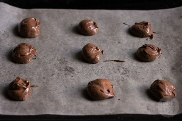 μπισκότα τσιπ σοκολάτας χωρίς άρωμα: ευθυγραμμίστε τη ζύμη στο περγαμηνή