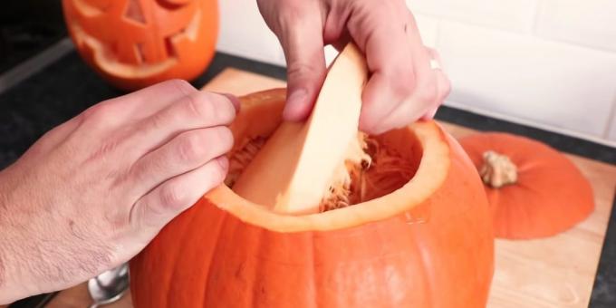 Πώς να κόψει μια κολοκύθα για το Halloween με τα χέρια σας: βγάλτε τον πολτό