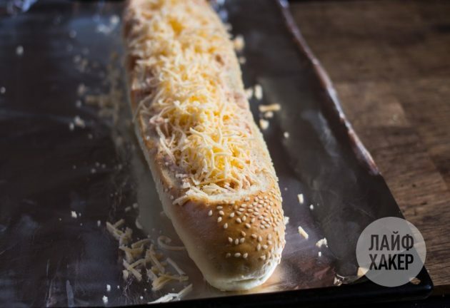 γεμιστή μπαγκέτα: γεμίστε το ψωμί με την προκύπτουσα μάζα και προσθέστε το υπόλοιπο τυρί