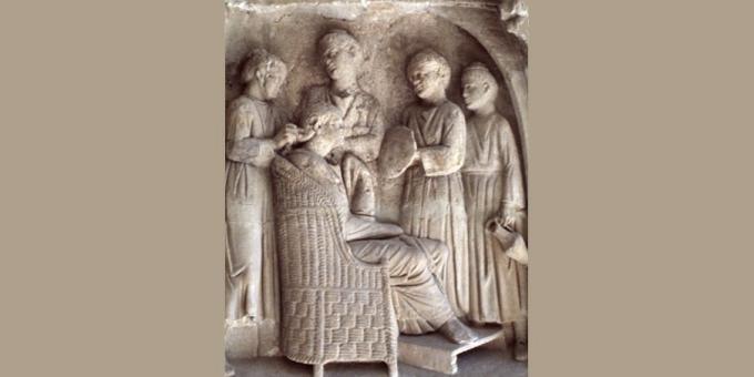 Η ιστορία των καλλυντικών: μια Ρωμαϊκή γυναίκα χρησιμοποιεί υπηρέτες για να διευθύνει την πρωινή τουαλέτα.