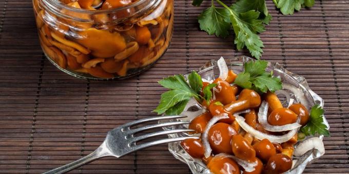 Μαριναρισμένα μανιτάρια με το γαρύφαλλο και το πιπέρι: εύκολη συνταγή