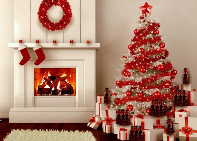 Διακοσμήστε ένα χριστουγεννιάτικο δέντρο: μπάλες και πούλιες