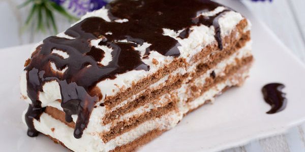Κέικ ζαχαροπλαστικής με σαντιγί και γλάσο σοκολάτας