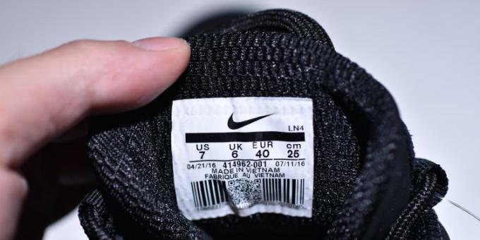 Πρωτότυπο και πλαστών παπούτσια Nike: εμφάνιση για την ετικέτα με το μέγεθος της χώρας παραγωγής και τον κωδικό