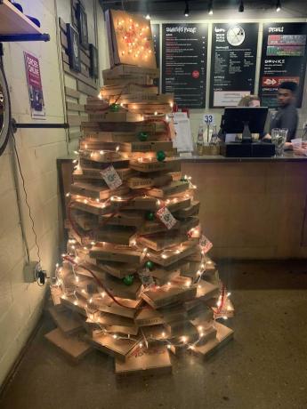 Χριστουγεννιάτικο δέντρο από κουτιά πίτσας