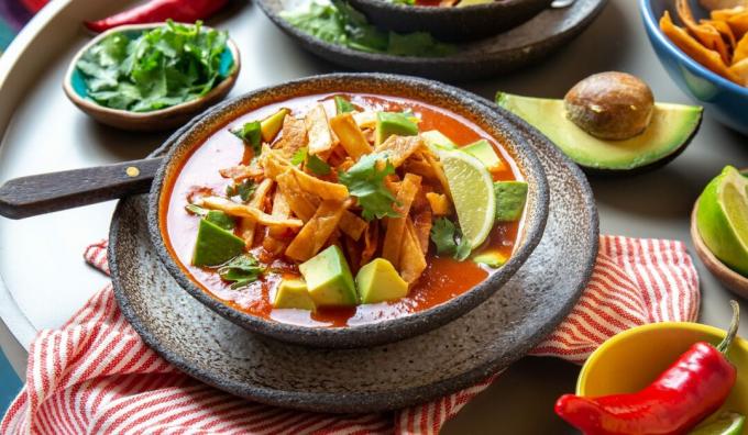 Μεξικάνικη ντοματόσουπα με κοτόπουλο, καλαμπόκι και τορτίγια