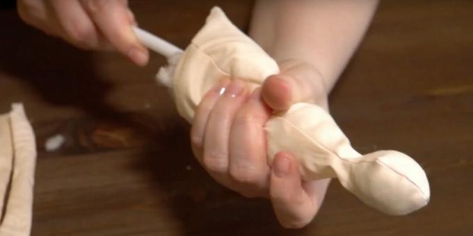 Πώς να ράψετε μια κούκλα Tilda: γεμίστε τα κενά