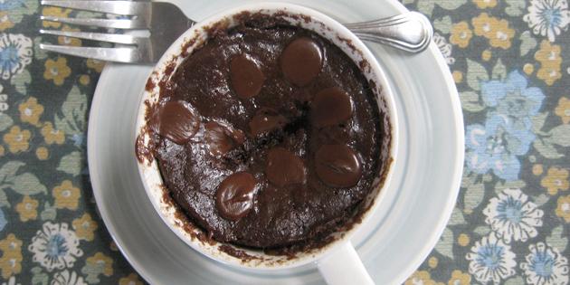 Συνταγές γρήγορα γεύματα: cupcake σοκολάτα σε ένα κύπελλο