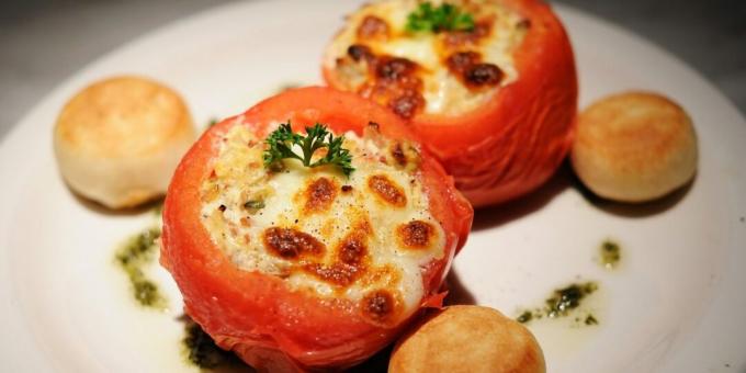 Γεμιστές ντομάτες με τυρί και καβούρια