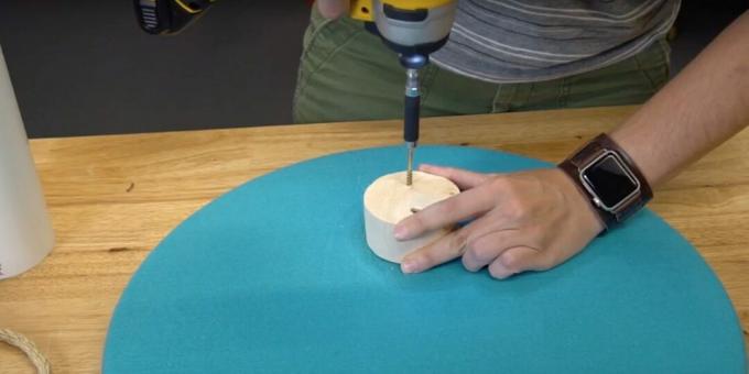 Πώς να φτιάξετε ένα ξύσιμο για μια γάτα με τα χέρια σας: βιδώστε ένα ξύλινο μέρος
