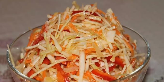 Σαλάτες λάχανο για το χειμώνα: σαλάτα λάχανο με καρότα, πιπεριές και κρεμμύδια