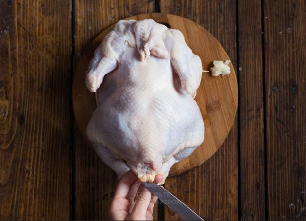 Κοτόπουλο φούρνου λεμονιού: Κόψτε τους κόκκυγους αδένες πάνω από την ουρά