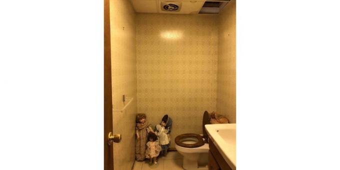 κούκλα στην τουαλέτα