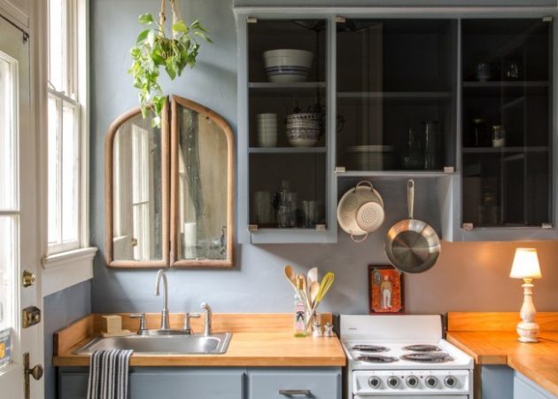 Μικρές σχέδιο κουζινών: οι γυαλιστερή καθρέφτες και τα έπιπλα