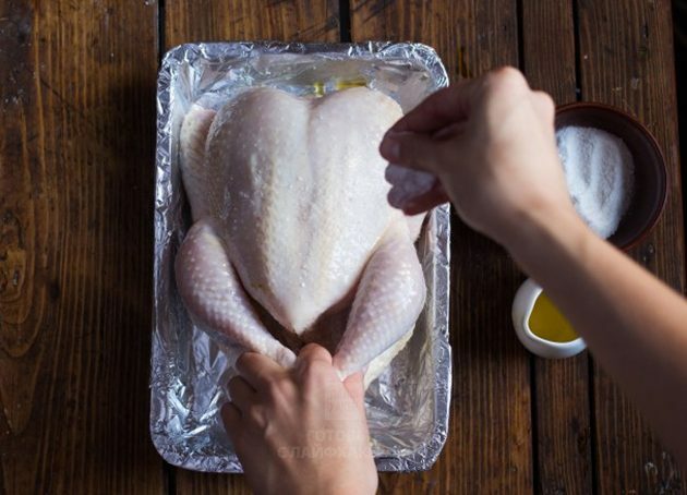 Κοτόπουλο φούρνου με λεμόνι: Τρίψτε το κοτόπουλο με ελαιόλαδο και αλάτι