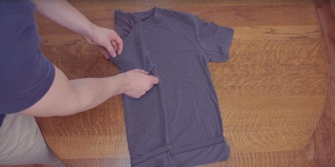 Διπλώστε το μεσαίο ενός από τα πουκάμισα και διπλώστε το χιτώνιο
