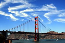 Cirrus σύννεφα πάνω από την Golden Gate Bridge