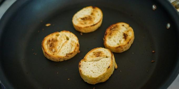 Πώς να προετοιμάσει γαλλική κρεμμυδόσουπα: ξηρό φέτες ψωμί