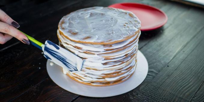 κέικ συνταγή «τούρτα μέλι»: απλώστε την κρέμα στις πλευρές κέικ