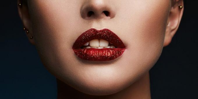Glitter Lip Makeup: Χρησιμοποιήστε κραγιόν με κολλώδες φινίρισμα