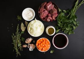 Πώς να μαγειρέψουν το βόειο κρέας Bourguignon, που λιώνει στο στόμα σας
