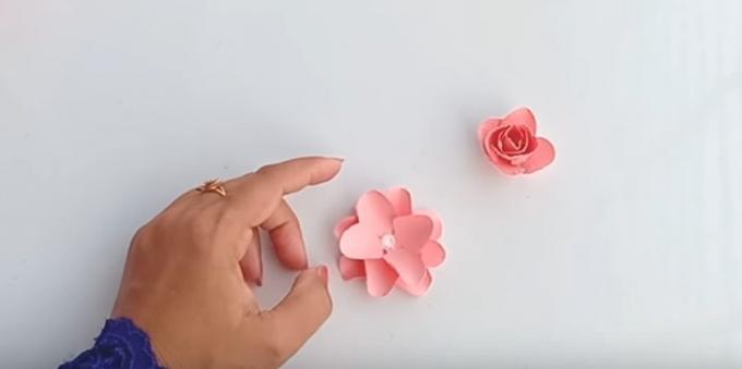 κάρτα γενεθλίων με τα χέρια σας: κολλήστε τα κομμάτια κομμένα, για να πάρει ένα όμορφο λουλούδι