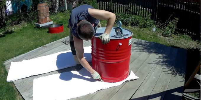 Πώς να φτιάξετε ένα tandoor με τα χέρια σας: Τοποθετήστε ένα ανεστραμμένο βαρέλι σε ένα κεραμπουνέτα και κόψτε δύο κύκλους κατά μήκος του