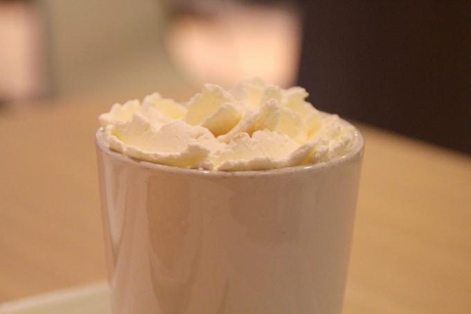 ζεστά ροφήματα: λευκή ζεστή σοκολάτα με κολοκύθα