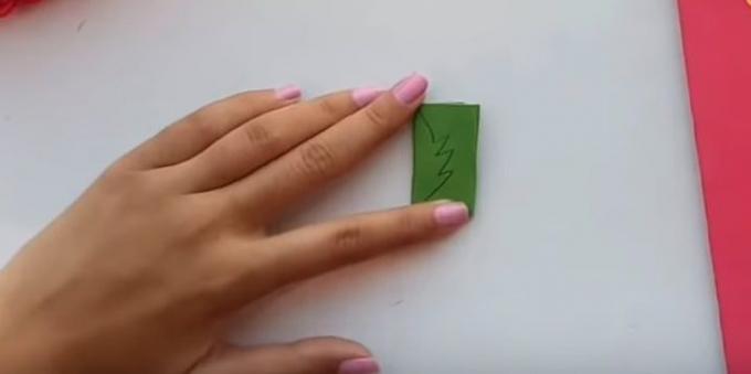 κάρτα γενεθλίων με τα χέρια σας: περικοπή από πράσινα φύλλα χαρτιού